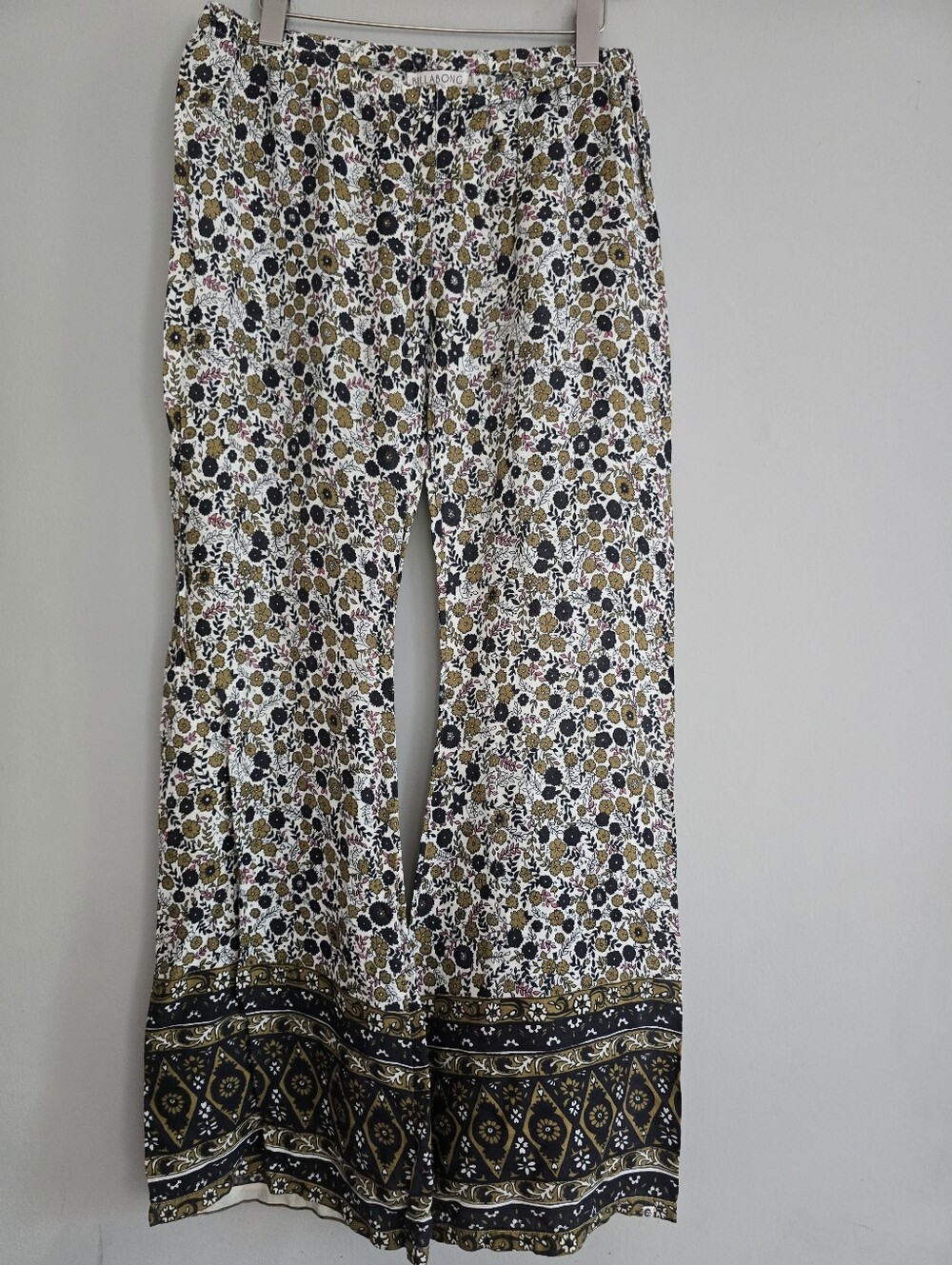 Billabong Low Rise Flowy Floral Border Wide-Leg Pants in White, Olive & Black, M
